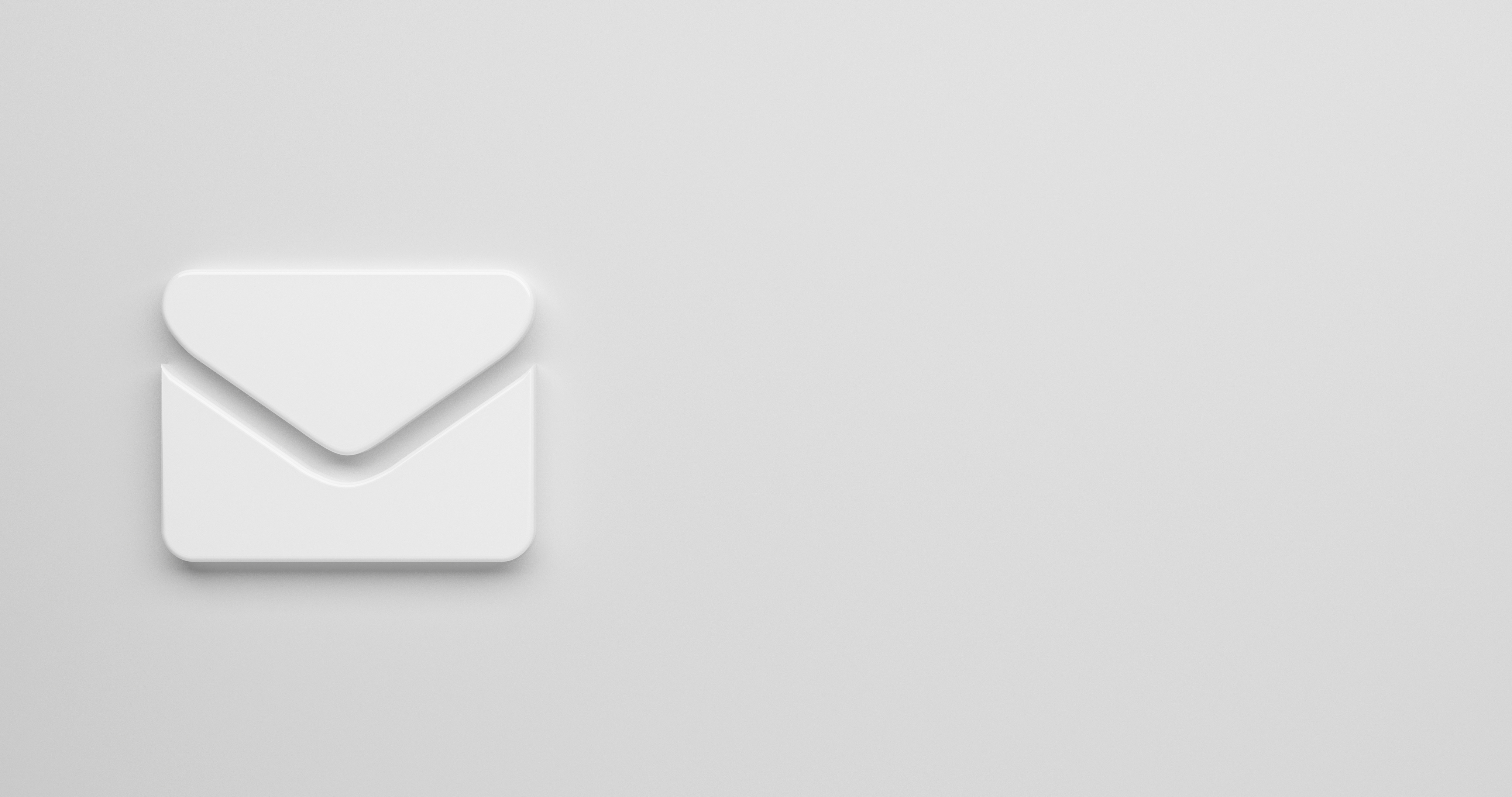 Weißes Briefumschlag-Symbol vor grauem Hintergrund