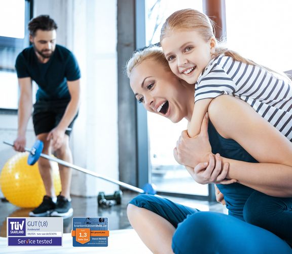 IKK-Bonusprogramm Dreiköpfige Familie beim Sport im Sportstudio