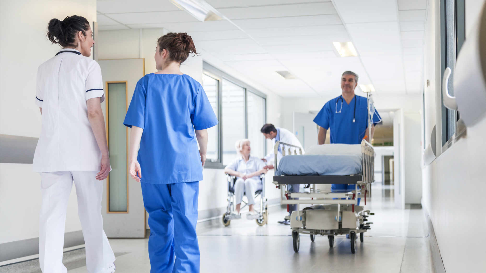 Verbesserte Anschlussversorgung nach stationärer Behandlung Krankenschwestern und -pfleger in einen Krankenhausflur