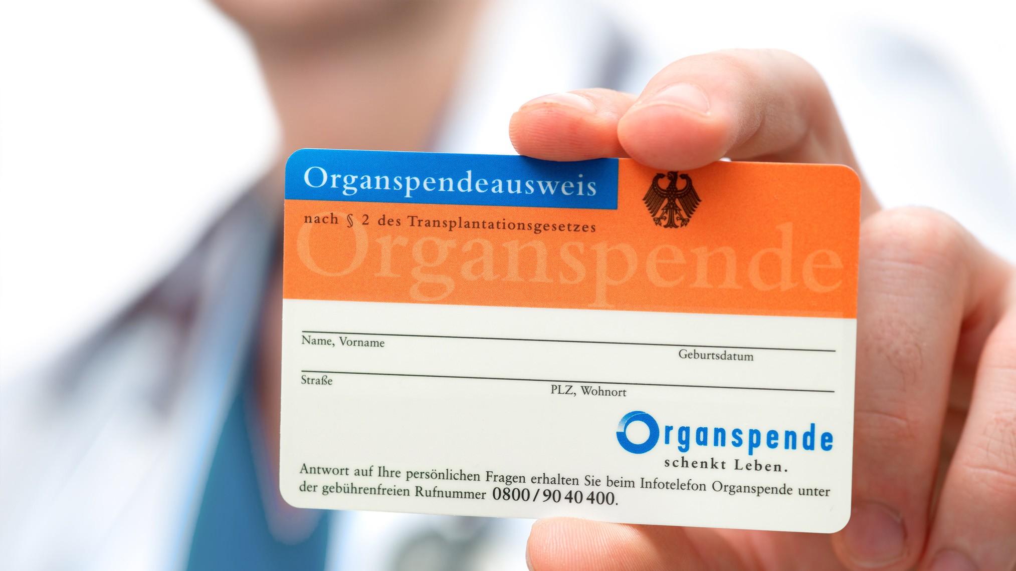 Leben retten - Organspende Arzt zeigt Organspendeausweis