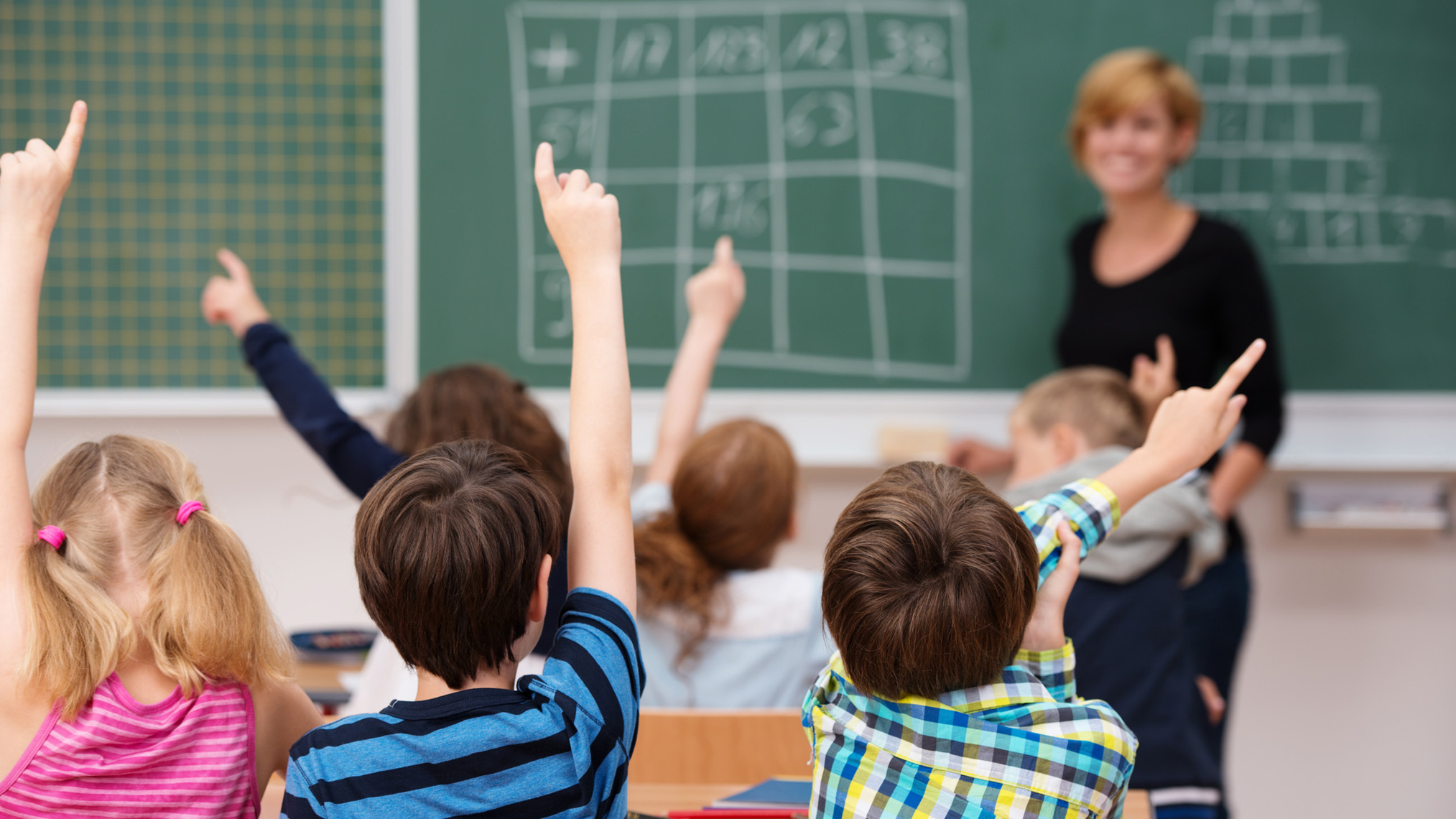 Kinder & Schule Kinder melden sich im Schulunterricht