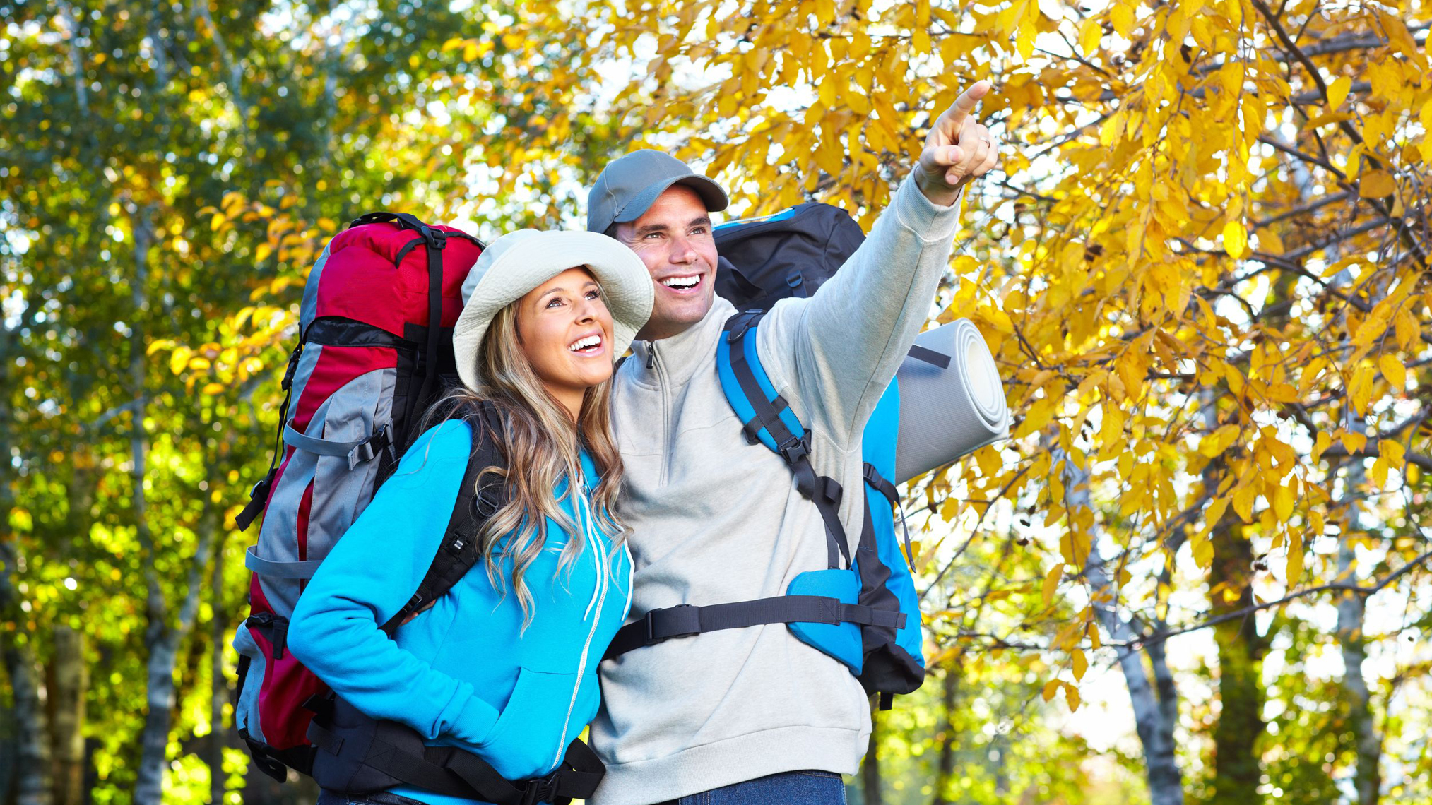 Wandern - Fitness in der Natur Paar mit Rucksäcken auf Wandertour