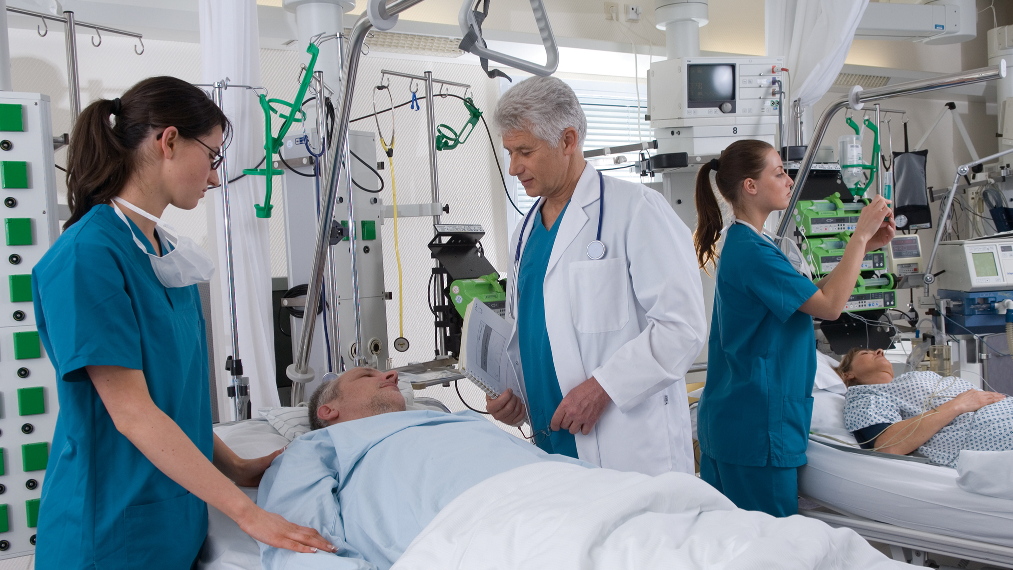 Krankenhausbehandlung Mann wird im Krankenhaus behandelt