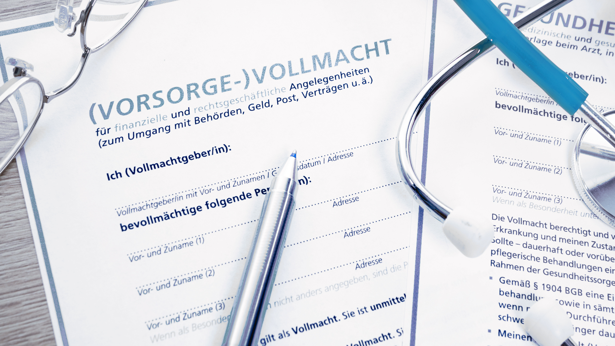 Vorsorgevollmacht und Betreuungsverfügung – Rechtzeitig an später denken Vorsorgevollmacht, Kugelschreiber und Brille liegen auf einem Tisch