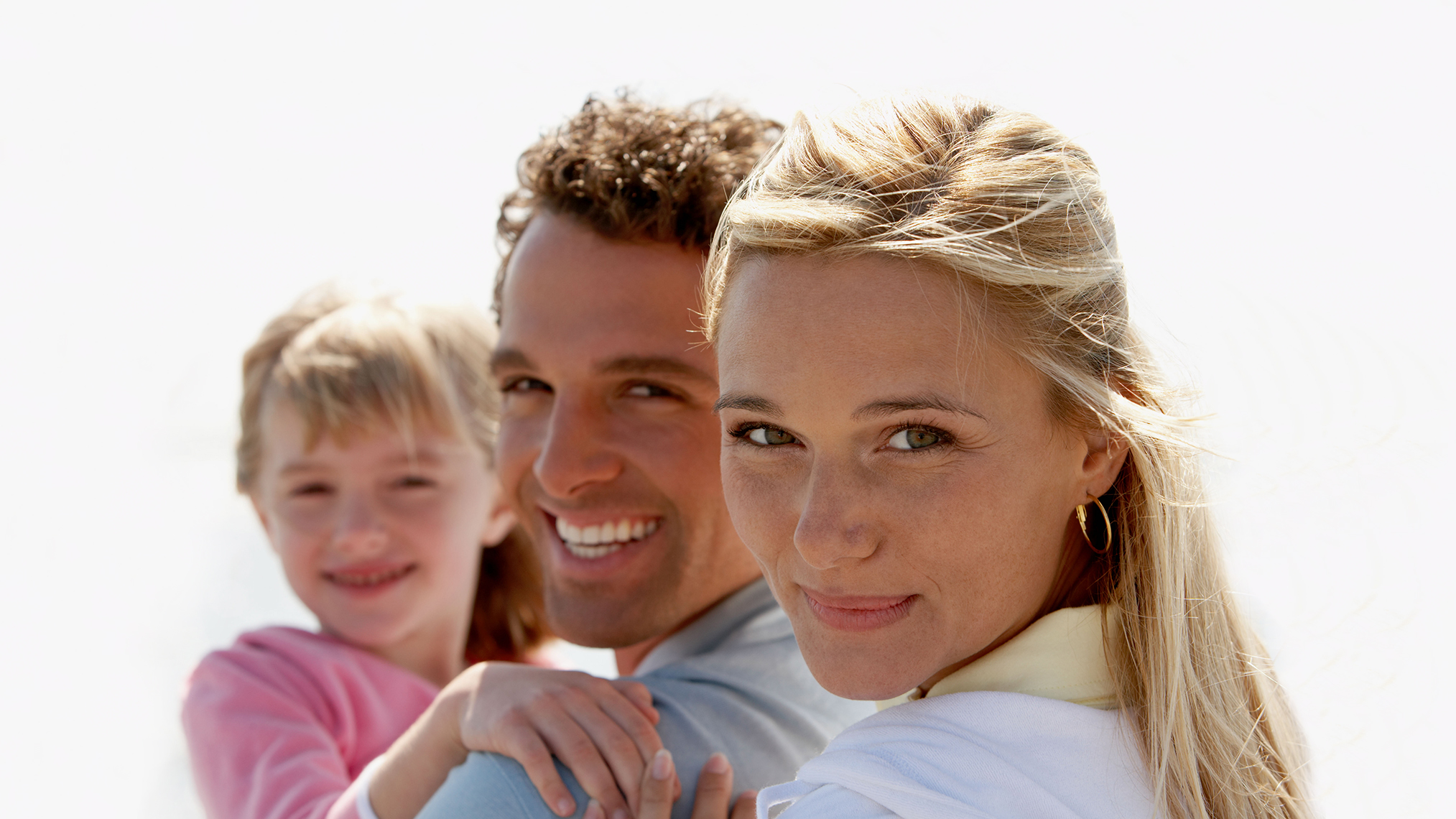 So werden Sie Mitglied Familie schaut über die Schulter und lacht