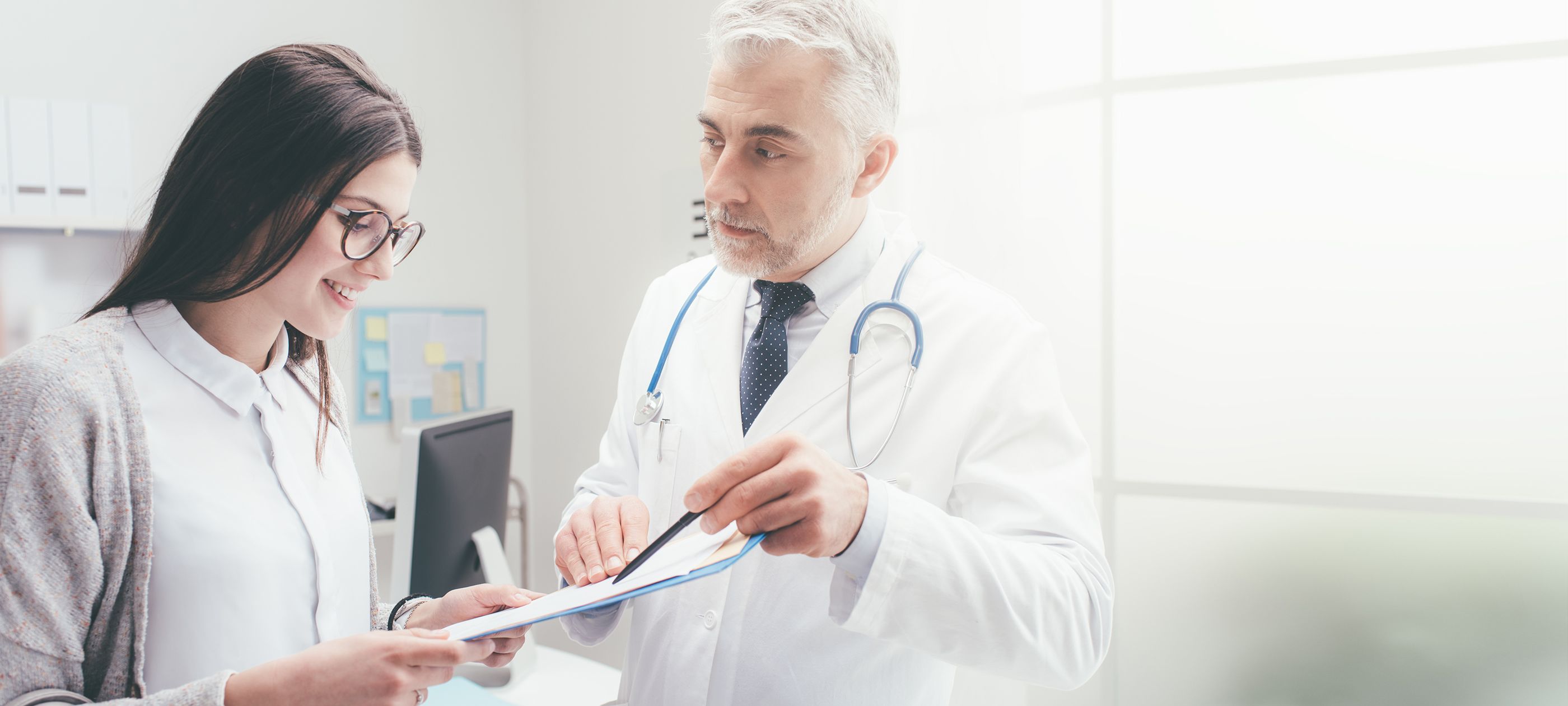 Patientenrechte Arzt erklärt einer Patientin die Behandlung