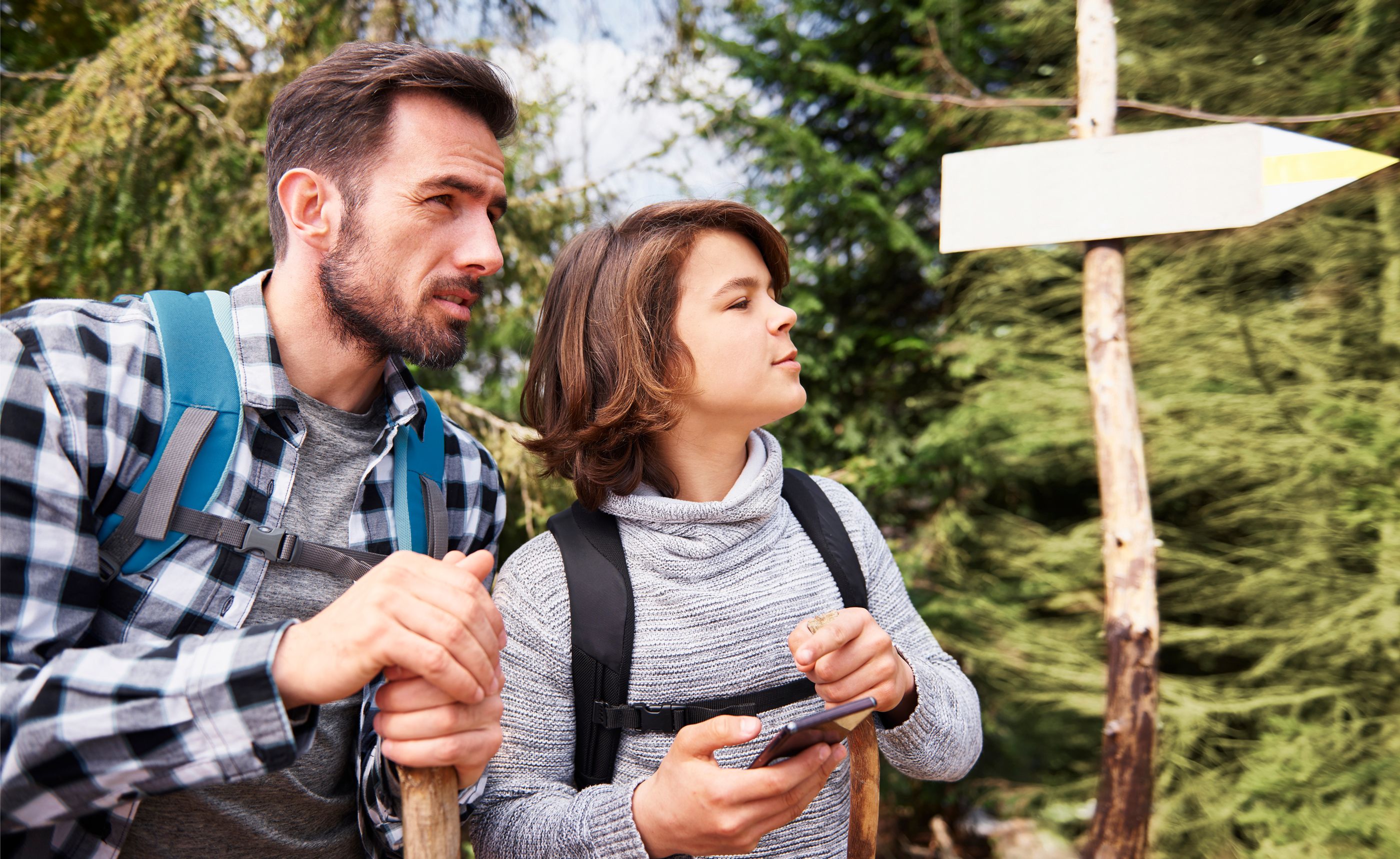 Freizeit & Jugend Vater und Sohn auf einer Outdoortour