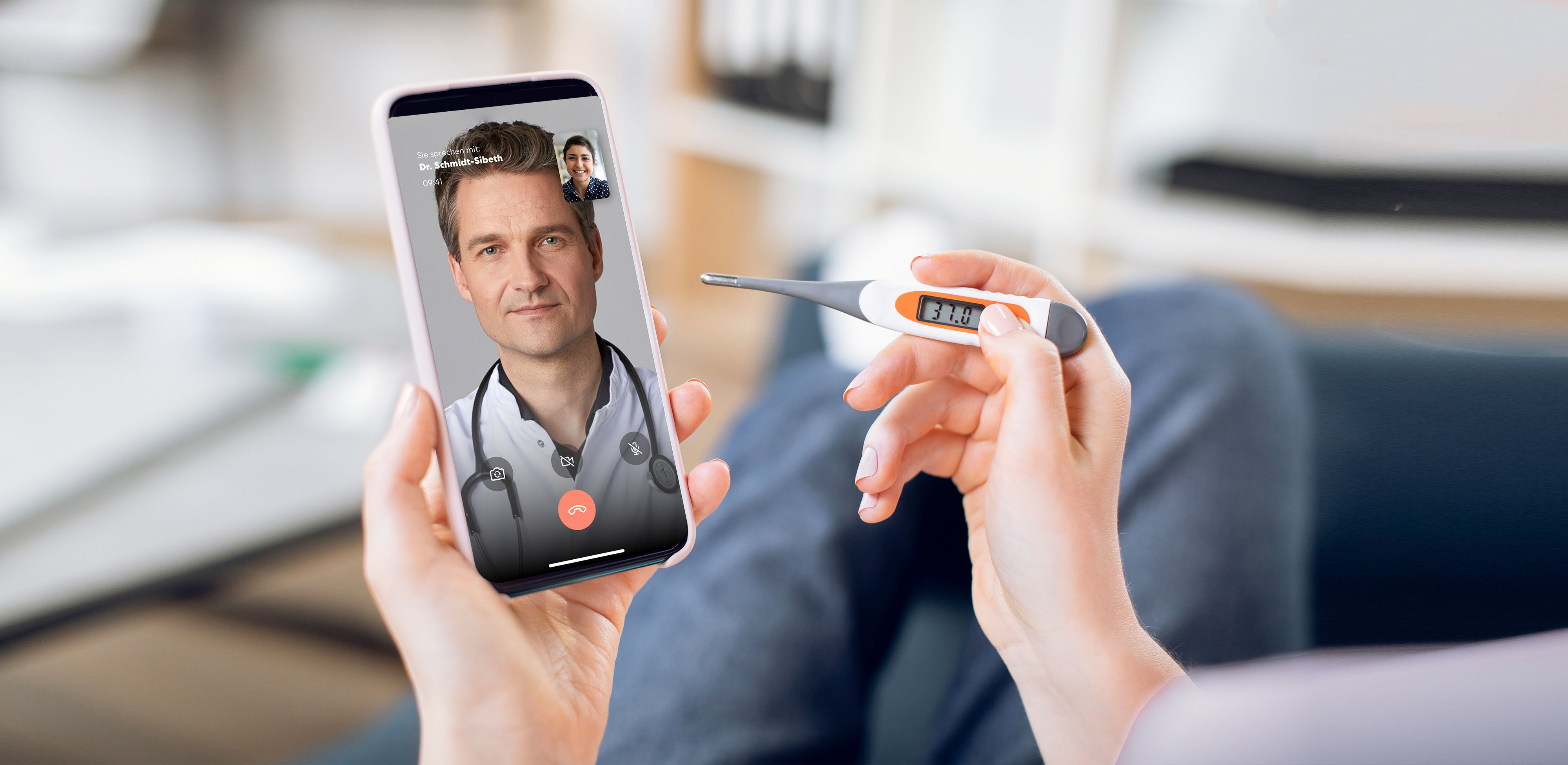 Videochat mit dem Arzt Hände halten ein Fieberthermometer und ein Smartphone
